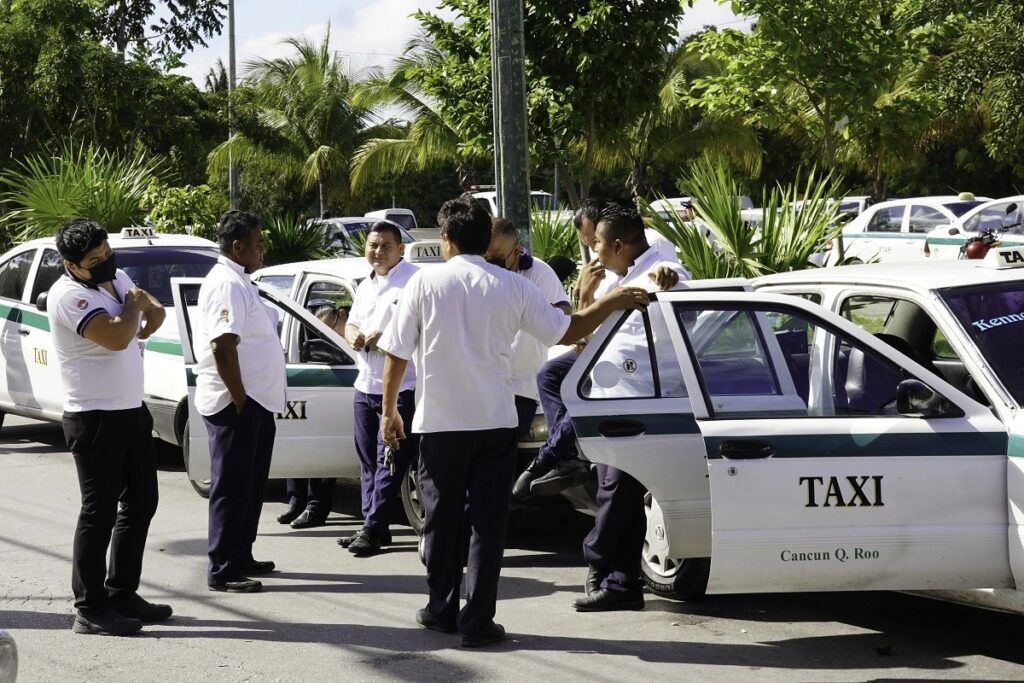 Taxistas de Cancún capturan en Plaza de Toros a un presunto ladrón