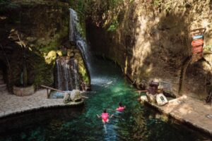 Grupo Xcaret recibe distintivo como líder turístico y cultural