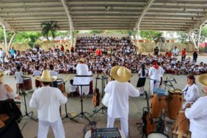 van creativo concierto didáctico “Raíces” a la escuela primaria Xcaret de Villas del Sol,