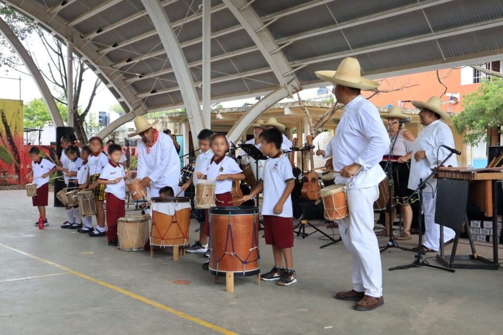 van creativo concierto didáctico “Raíces” a la escuela primaria Xcaret de Villas del Sol,