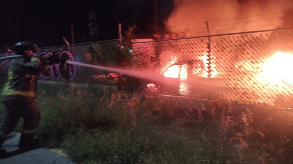Vehículos de la CFE arden en llamas en la SM94 de Cancún