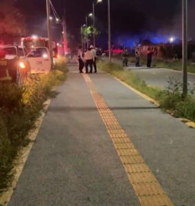 Vehículos de la CFE arden en llamas en la SM94 de Cancún