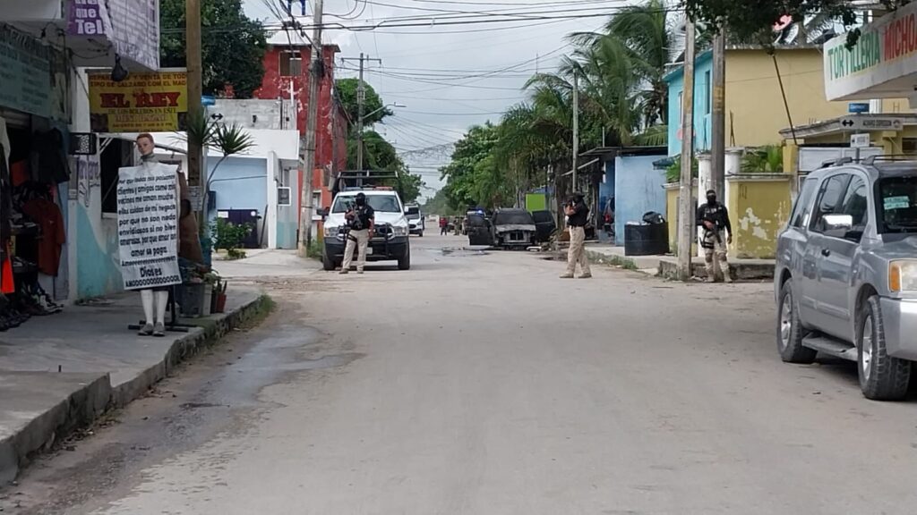 Sicarios balean y prenden fuego a una camioneta en Bonfil