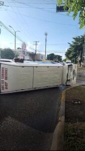 Combi choca y vuelca en Cancún; deja 10 lesionados