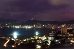 Acapulco recupera la luz tras el paso del Huracán 'Otis'