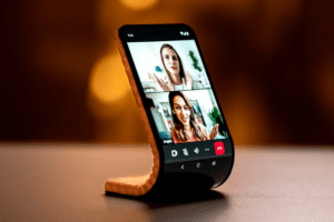 Motorola con un celular plegable en el Lenovo Tech World 2023