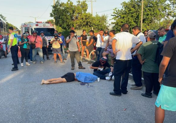 Funcionaria en Cancún atropella a motociclista y escapa de la escena