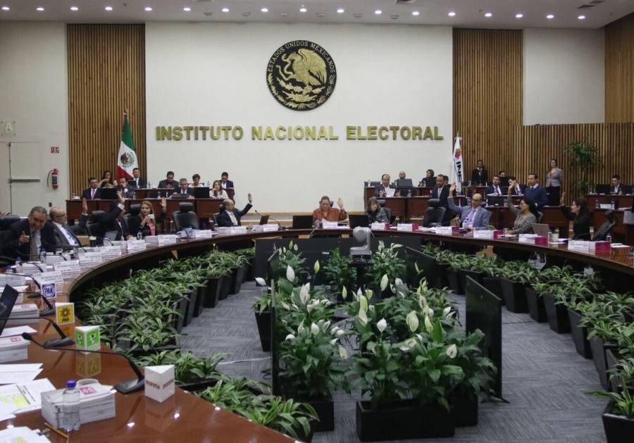 ¡Definitivo! Suspenden a funcionario del INE por alterar frases de AMLO