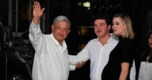 AMLO defiende a Samuel García, acusa de campaña negra en su contra