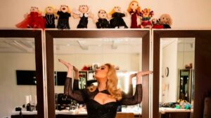 Adele presume en redes sociales coleccion del muneco del Dr. Simi