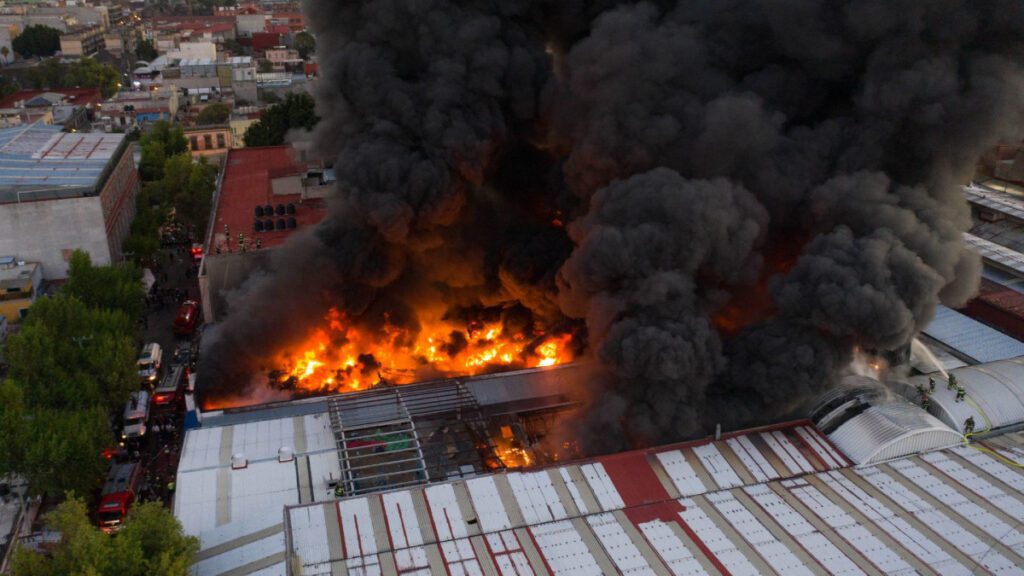 Fuerte incendio en el centro de la Ciudad de México (VIDEO)