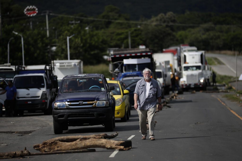 Hombre mata a manifestantes por bloquear una carretera