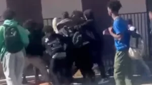 Joven muere por defender a un amigo de golpiza de 15 adolescentes VIDEO