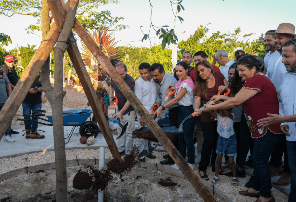 Dan banderazo de inicio a obras de remodelación del parque de Las Palapas