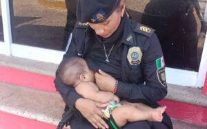 Policia es ascendida luego de amamantar a bebe tras paso del huracan Otis 1