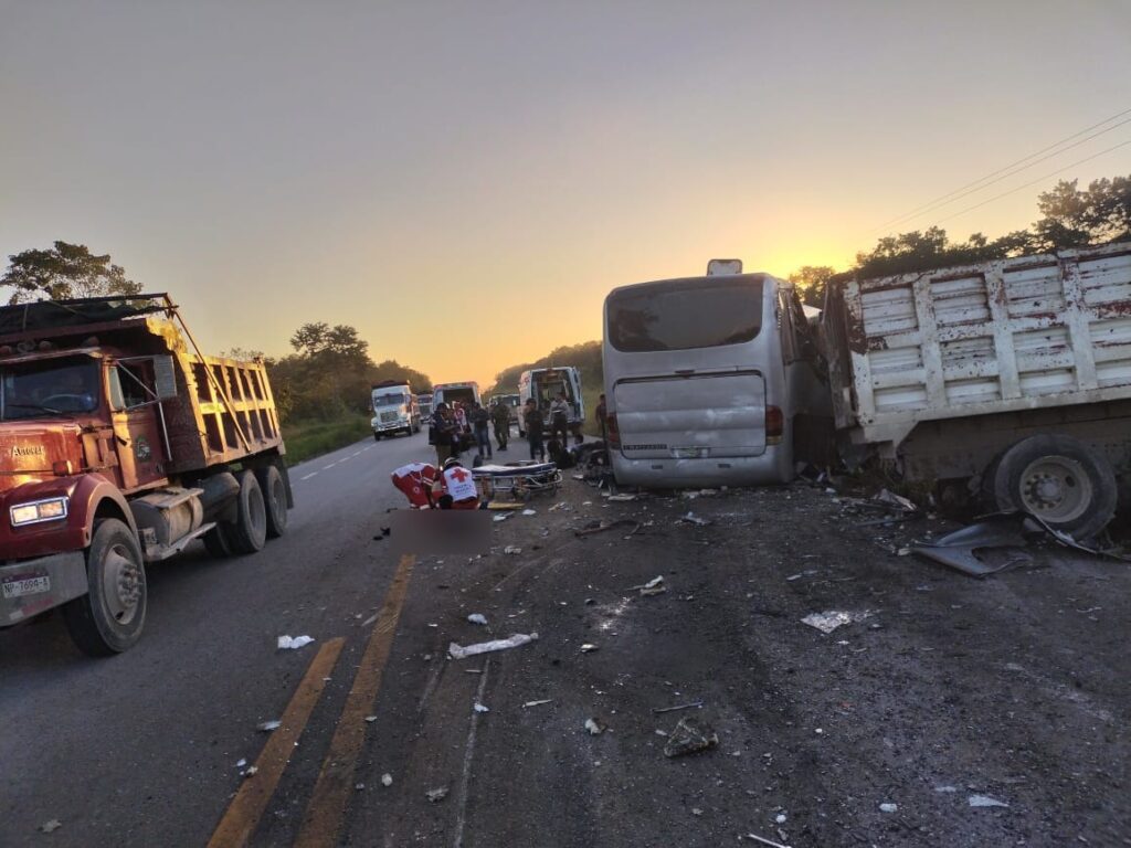 Seis Muertos y 23 heridos en accidente en carretera Chetumal-Escárcega