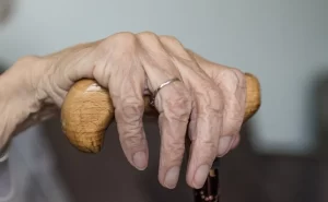 Trabajador de crematorio encuentra con vida a abuelita de 90 anos