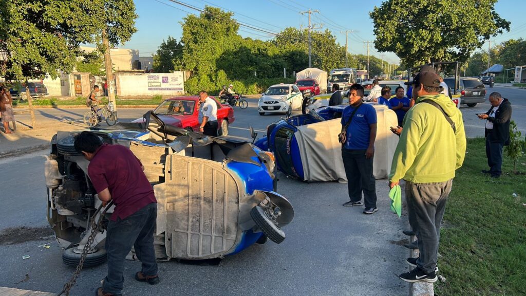 Mototaxis vuelcan en Cancún; mujer y su hija resultan lesionadas