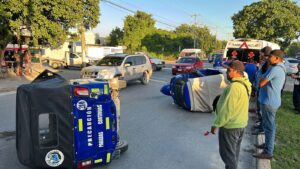 Mototaxis vuelcan en Cancún; mujer y su hija resultan lesionadas 