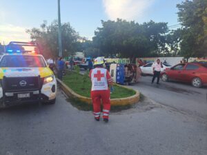 Mototaxis vuelcan en Cancún; mujer y su hija resultan lesionadas 