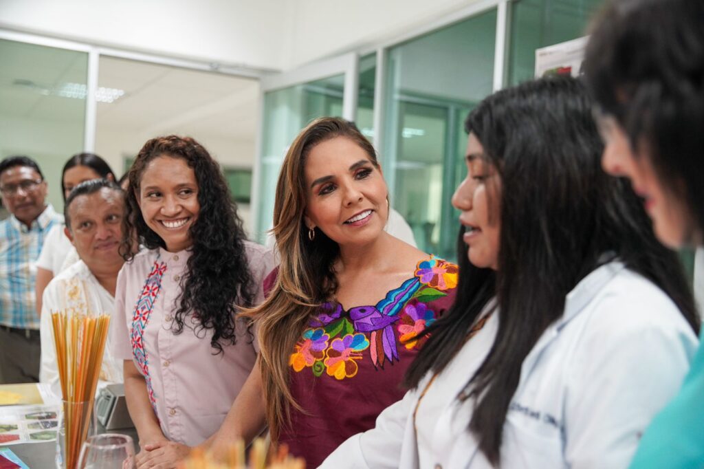 Anuncian becas universitarias para empoderar a las mujeres de Quintana Roo 