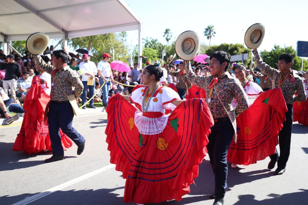 Realizan en Quintana Roo, desfile por 113 aniversario de la Revolución Mexicana