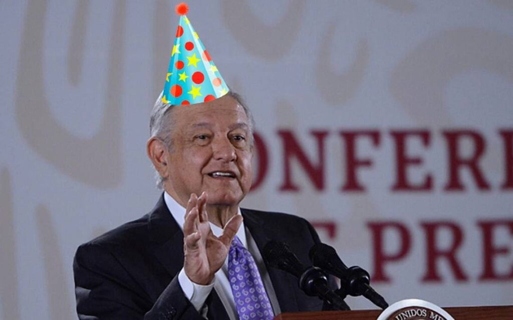 Esta mañana el presidente Andrés Manuel López Obrador (AMLO) encabeza su conferencia este lunes 13 de noviembre de 2023 desde Ciudad Obregón, desde donde está de manteles largos por su cumpleaños número 70.