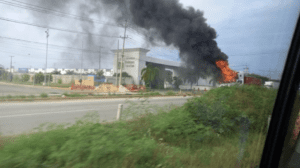 Tráiler se incendió cargado de material de construcción en la Mérida - Cancún