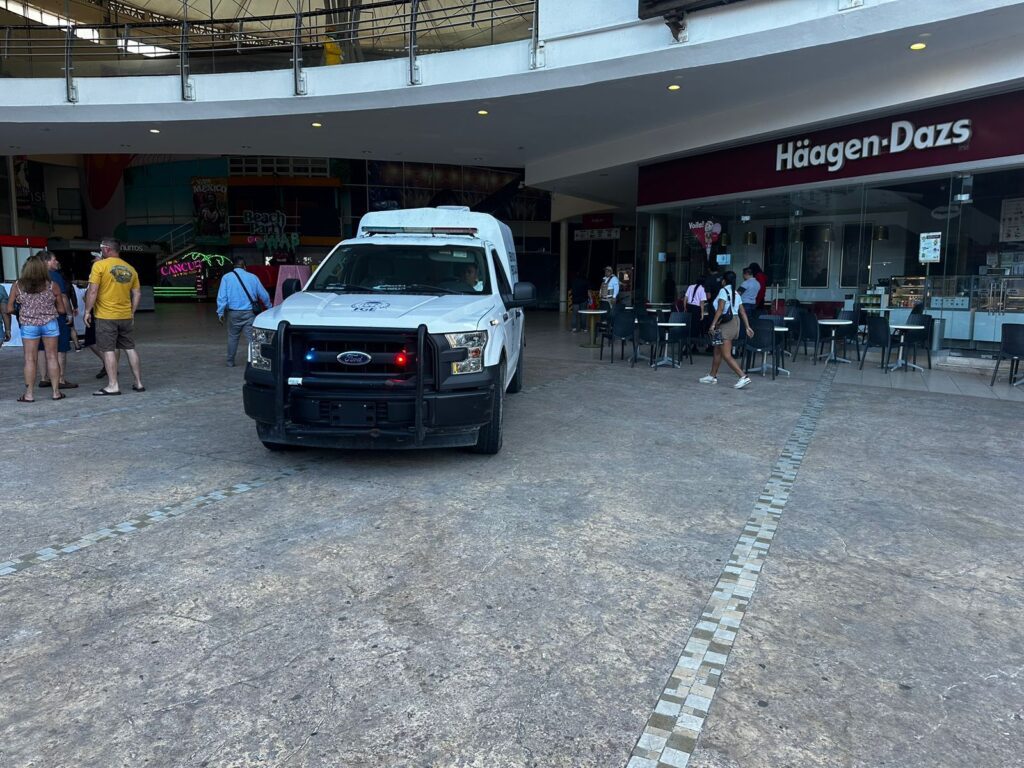 Encuentran cuerpo de una persona en plaza Forum de Cancún