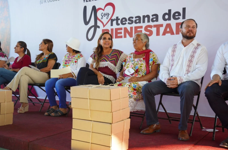 Mara Lezama brinda apoyos a artesanas de Quintana Roo para impulsar su economía