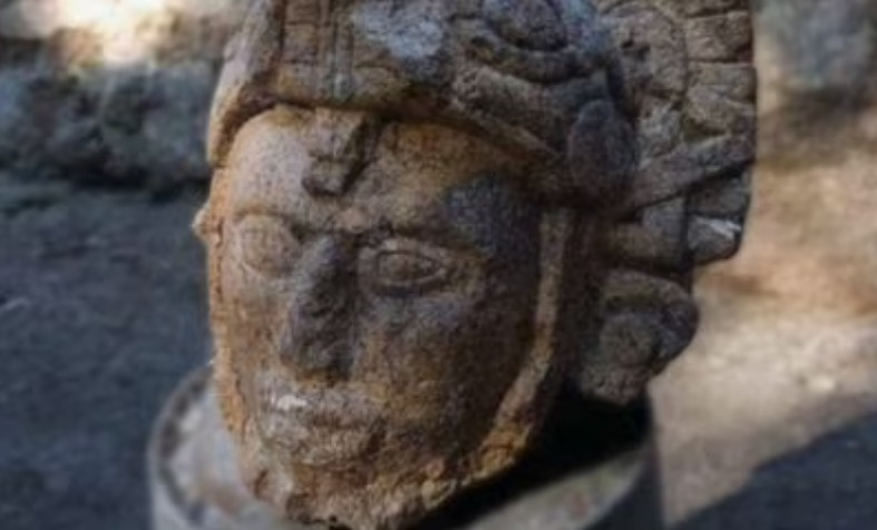 INAH descubre cabeza humana en Chichén Itza