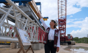 Mara Lezama supervisa la construcción del puente Nichupté de Cancún