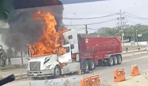 Tráiler se incendió cargado de material de construcción en la Mérida - Cancún