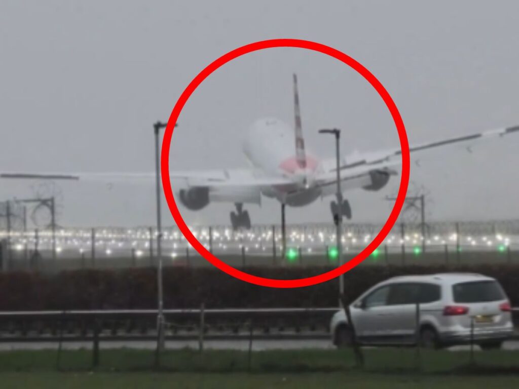 Avión de mueve de un lado a otro mientras aterriza (VIDEO)