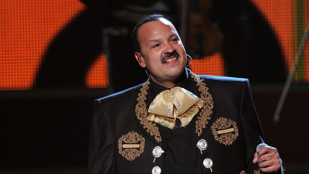 Pepe Aguilar hace en vivo en estado inconveniente y se enoja con fan (VIDEO)