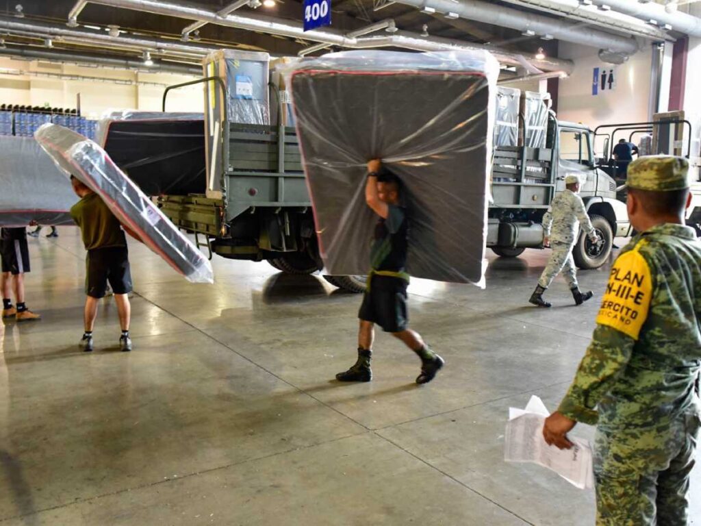 Sedena hace entrega de paquetes electrodomésticos a damnificados por huracán Otis