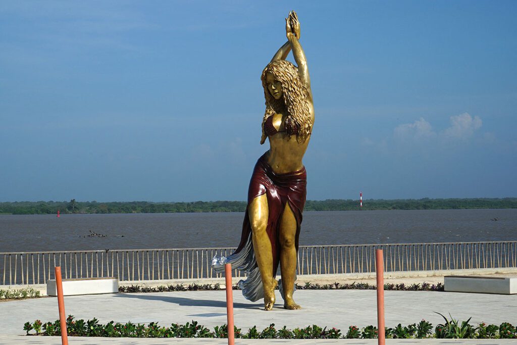 Shakira es inmortalizada con imponente estatua (FOTOS)