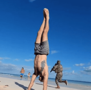 VIRAL: Maestro de Yoga trasmite clase en vivo en playa de Tulum y se cuela persecución policiaca 