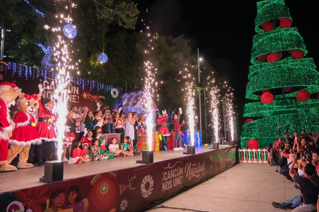 Encienden el tradicional árbol navideño en Plaza de la Reforma., Cancún