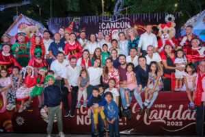 Encienden el tradicional árbol navideño en Plaza de la Reforma., Cancún