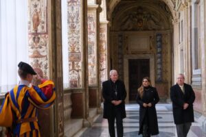 Mara Lezama se reúne con Monseñor Peña Parra en el Vaticano