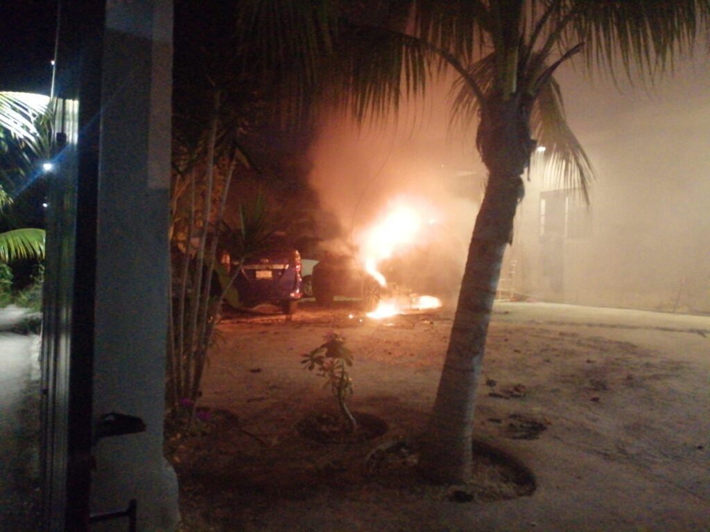 Vehículo se incendia en Cancún y moviliza a Bomberos