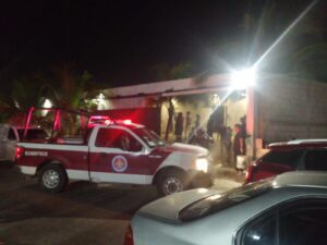 Vehículo se incendia en Cancún y moviliza a Bomberos