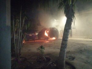 Vehículo se incendia en Cancún y moviliza a Bomberos