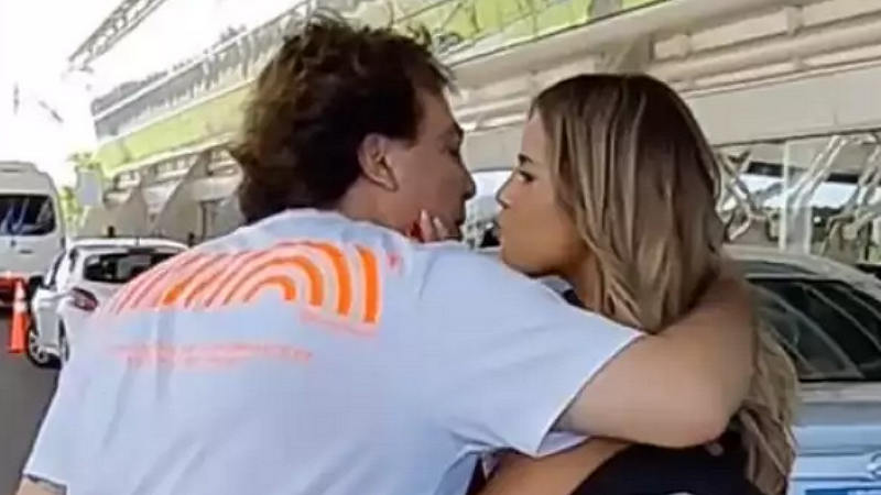 Cristian Castro estrena amor; se besa con una extraña mujer en el aeropuerto (VIDEO)