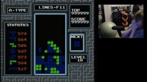 Niño gana "Nivel de la Muerte" en los Videojuegos de Tetris