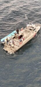 Rescatan a 6 pescadores de Cozumel y un perrito que naufragaban