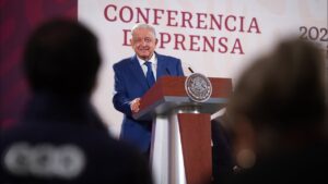 AMLO arremete contra opositores por criticar colapso en Tren Interurbano