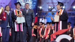Abuelito se gradua de ingeniero en universidad de Peru mas exigente