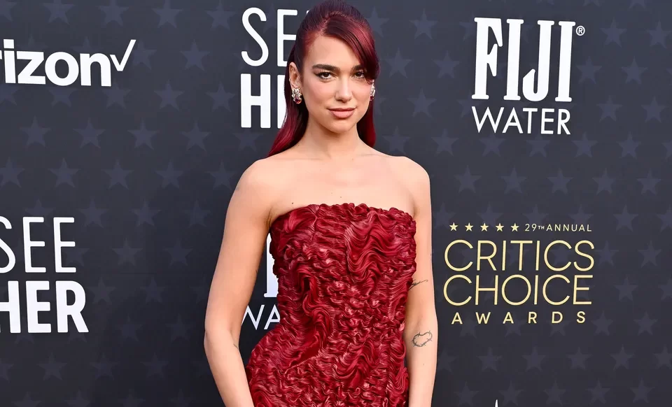 ¡Impresionante! Se luce Dua Lipa en los Critics Choice Awards 2024